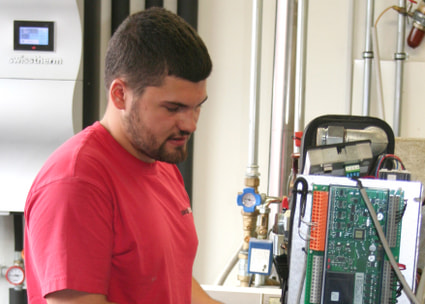 Heizungsmonteur bei der Arbeit Installatore di impianti di riscaldamento al lavoro